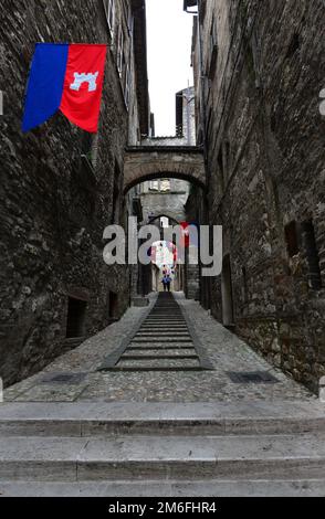 Narni (Italien) - Eine eindrucksvolle mittelalterliche Stadt in Stein auf der anderen Seite des Hügels, mit großer Burg und vielen Kirchen, in Umbrien, Mittelitalien Stockfoto