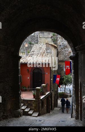 Narni (Italien) - Eine eindrucksvolle mittelalterliche Stadt in Stein auf der anderen Seite des Hügels, mit großer Burg und vielen Kirchen, in Umbrien, Mittelitalien Stockfoto