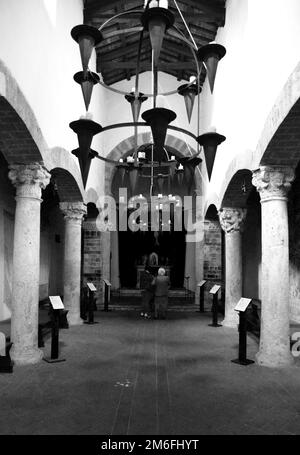 Narni (Italien) - Eine eindrucksvolle mittelalterliche Stadt in Stein auf der anderen Seite des Hügels, mit großer Burg und vielen Kirchen, in Umbrien, Mittelitalien Stockfoto