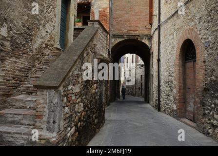 Narni (Italien) - Eine eindrucksvolle mittelalterliche Stadt in Stein auf der anderen Seite des Hügels, mit großer Burg und vielen Kirchen, in Umbrien, Mittelitalien Stockfoto