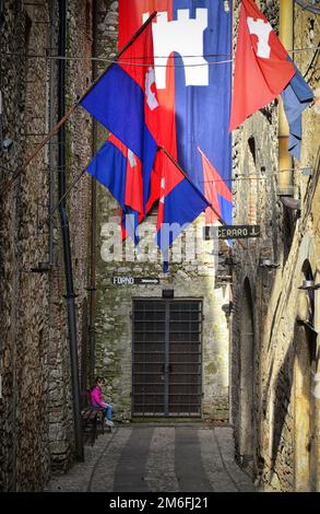 Narni (Italien) - Eine eindrucksvolle mittelalterliche Stadt in Stein auf der anderen Seite des Hügels, mit großer Burg und vielen Kirchen, in Umbrien, Mittelitalien Stockfoto