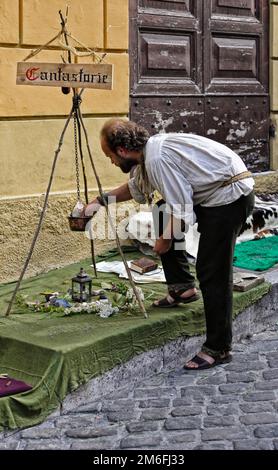 Narni (Italien) - Eine eindrucksvolle mittelalterliche Stadt in Stein auf der anderen Seite des Hügels, mit großer Burg und vielen Kirchen, in Umbrien, Mittelitalien Stockfoto