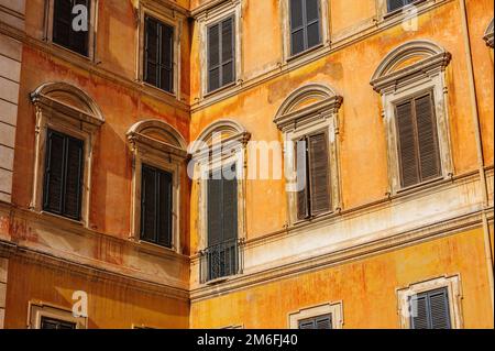 Fenster der üblichen alten Wohngebäude in Rom, Italien Stockfoto