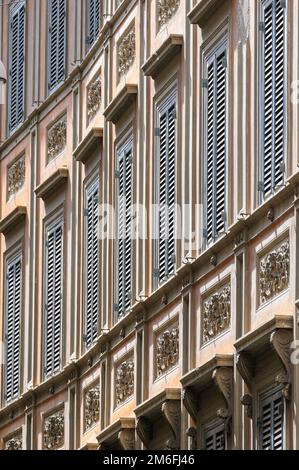 Vintage-Regenance-Haus mit Fensterläden im Sommer im mittelalterlichen Stadtteil Trastevere in Rom, Italien Stockfoto