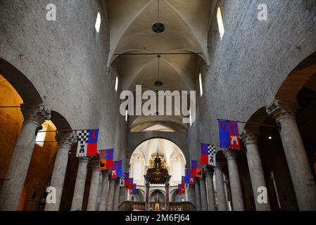 Narni (Italien) - Eine eindrucksvolle mittelalterliche Stadt in Stein auf der anderen Seite des Hügels, mit großer Burg und vielen Kirchen, in Umbrien, Mittelitalien Stockfoto