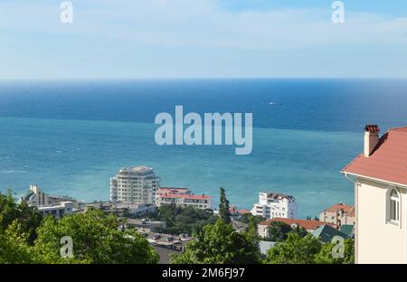 Panoramablick auf die Küste des Meeres mit Hotels und Gebäuden, Ansicht von oben, Südküste der Krim Stockfoto