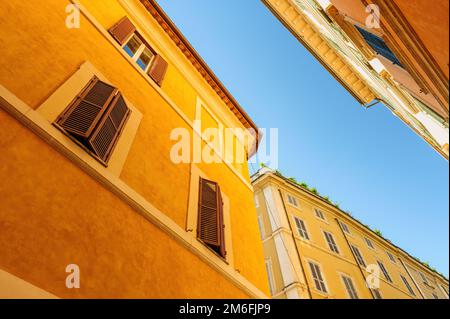 Enge Gassen mit alten mittelalterlichen Wohngebäuden in Rom, Italien Stockfoto