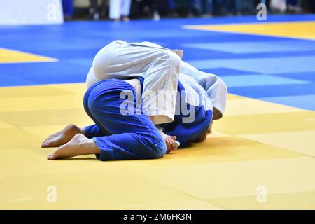 Zwei Mädchen judoka im Kimono konkurrieren auf dem Tatami Stockfoto