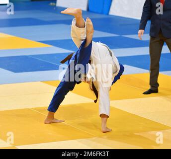 Zwei Mädchen judoka im Kimono konkurrieren auf dem Tatami Stockfoto