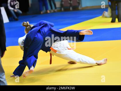 Zwei Mädchen judoka im Kimono konkurrieren auf dem Tatami Stockfoto