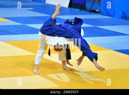 Zwei Mädchen judoka im Kimono konkurrieren auf dem Tatami Stockfoto