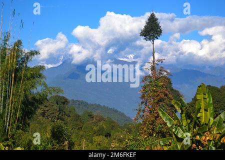 Panoramablick auf den majestätischen Himalaya mit schneebedeckten Gipfeln von Sikkim Stockfoto
