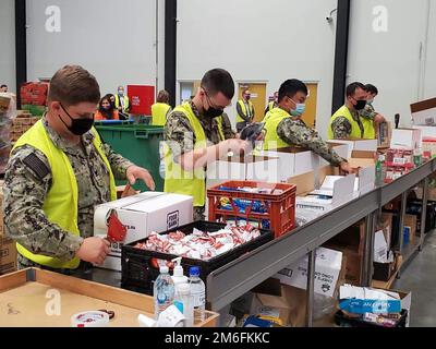 PERTH, Westaustralien - Matrosen, die den Paketen der USS Springfield (SSN 761)-Schnellangriff-U-Boote der Los Angeles-Klasse zugewiesen wurden, bei der Hungerhilfsorganisation Foodbank WA, April 27. Springfield besucht Perth, Westaustralien, im Rahmen eines routinemäßigen Einsatzes im 7.-Flottenbereich der USA. Stockfoto