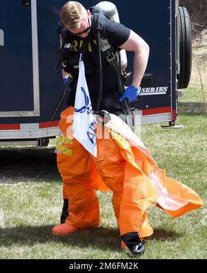 Ein Untersuchungsteam aus dem 101. Civil Support Team, Idaho National Guard, dämmerte seinen Schutzanzug während der „Rushmore Roundup“-Trainingsübung am Mount Rushmore in Keystone, S.D., am 26. April 2022. Die Übung bietet den Teilnehmern die Möglichkeit, die behördenübergreifende Koordination und Reaktion zu validieren, Taktiken, Techniken und Verfahren zu verstärken, nützliche Erkenntnisse zur Aufdeckung von Schwachstellen und Steigerung der Effektivität zu vermitteln und Beziehungen innerhalb unserer Region, Bundesbehörden und lokalen Behörden aufzubauen Stockfoto