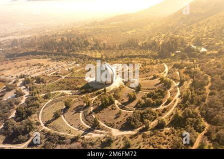 Der Bahai-Tempel und das Panorama von Santiago. Stockfoto