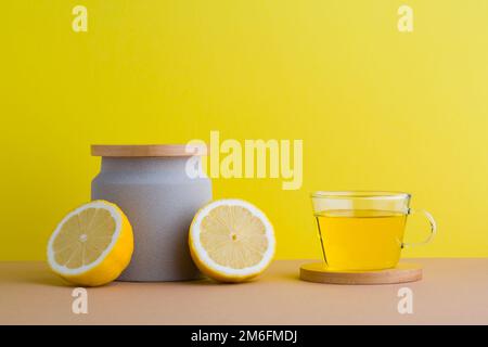 Vorderansicht mit Zitronenmotiv und Tee im gelben Hintergrund Stockfoto