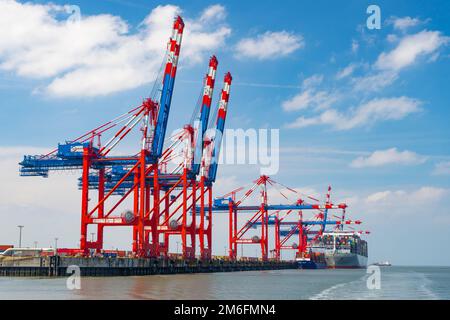 Ein Panamax-Schiff liegt im Jade Weser Hafen vor Anker Stockfoto