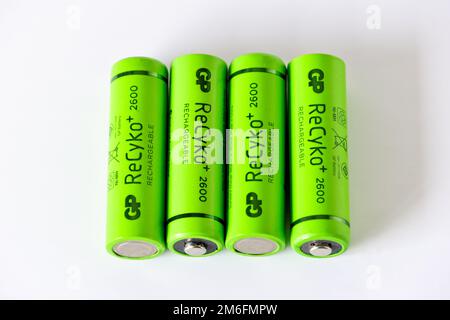 Eine Nahaufnahme von vier grünen wiederaufladbaren Batterien der Marke Recyko Stockfoto