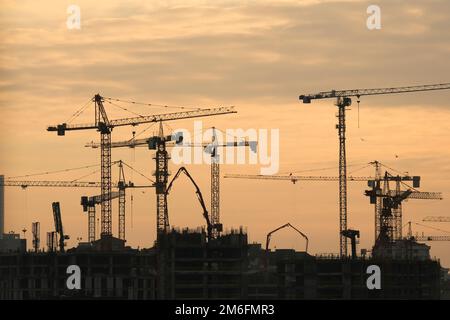 Silhouetten von Turmkränen und Bauten auf einer Baustelle in Istanbul Fikirtepe Stockfoto