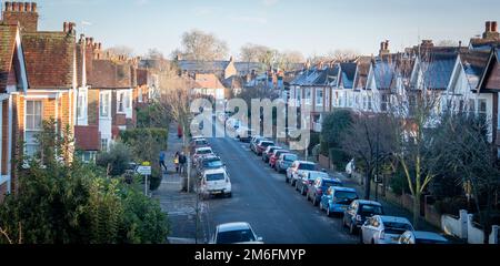 Panoramablick auf eine typische Wohnstraße in Richmond, Südwest-London Stockfoto