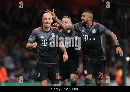 Arjen Robben von Bayern München feiert nach seinem Torschuss 1-2 - Arsenal gegen Bayern München, UEFA Champions League - Runde der 16. Etappe, Emirates Stadium, London - 7. März 2017. Stockfoto