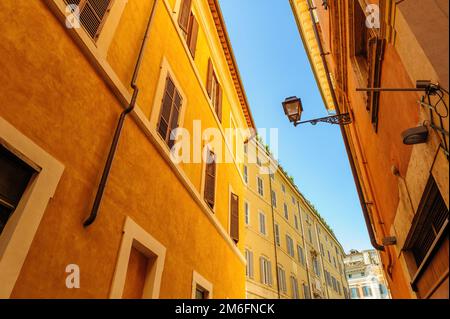 Enge Gassen mit alten mittelalterlichen Wohngebäuden in Rom, Italien Stockfoto