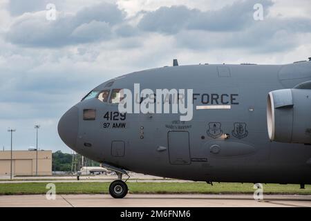 Ein C-17 Globemaster III aus dem 97. Air Mobility Wing, Taxi am Joint Base San Antonio-Kelly Field, Texas, 27. April 2022. Die 97. AMW entsandte C-17, eine Flugbesatzung und ein Hilfspersonal vom Luftwaffenstützpunkt Altus, Okla. An Kelly Field, als Teil der Task Force Red Mammoth, die sicherstellt, dass die Einheit globale Reichweite für Kampf- und Notfalleinsätze bereitstellen kann, während sie gleichzeitig in einer mobilen Umgebung weitertrainiert. Stockfoto