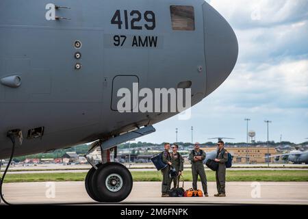 Die Flugbesatzung des 97. Air Mobility Flügels wartet auf den Transport eines C-17 Globemaster III am Joint Base San Antonio-Kelly Field, Texas, 27. April 2022. Die 97. AMW entsandte C-17, eine Flugbesatzung und ein Hilfspersonal vom Luftwaffenstützpunkt Altus, Okla. An Kelly Field, als Teil der Task Force Red Mammoth, die sicherstellt, dass die Einheit globale Reichweite für Kampf- und Notfalleinsätze bereitstellen kann, während sie gleichzeitig in einer mobilen Umgebung weitertrainiert. Stockfoto