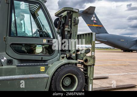 Airman 1. Class Ethan Casner, 97. Logistics Readiness Squadron Air Freight Specialist wartet, um Fracht von einem C-17 Globemaster III am Joint Base San Antonio-Kelly Field, Texas, am 27. April 2022 zu entladen. Der 97. Luftwaffenstützpunkt entsandte C-17, Flugbesatzung und Hilfspersonal vom Luftwaffenstützpunkt Altus, Okla. An Kelly Field, als Teil der Task Force Red Mammoth, die sicherstellt, dass die Einheit globale Reichweite für Kampf- und Notfalleinsätze bereitstellen kann, während sie gleichzeitig in einer mobilen Umgebung weitertrainiert. Stockfoto