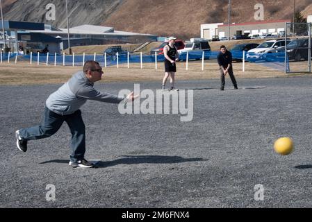 USA Die Mitarbeiter der Küstenwache auf der Basis Kodiak spielen am 27. April 2022 Kickball während einer Moralveranstaltung, die vom Hauptquartier der Basis Kodiak in Kodiak, Alaska, ausgerichtet wurde. Ziel der Chiefs war es, an einem sonnigen Tag Personal aus verschiedenen Einheiten auf der Basis zusammenzubringen. USA Foto der Küstenwache von Petty Officer 3. Klasse Janessa-Reyanna Warschkow Stockfoto