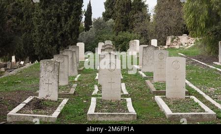 Gräber auf dem protestantischen christlichen Friedhof im Besitz der anglikanischen Kirche auf dem Berg Zion außerhalb der Altstadt von Jerusalem Israel. Der Friedhof beherbergt die Gräber von 77 Militärleuten sowie den ehemaligen Bischof von Jerusalem, Samuel Gobat. Stockfoto