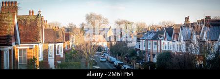 Panoramablick auf eine typische Wohnstraße in Richmond, Südwest-London Stockfoto