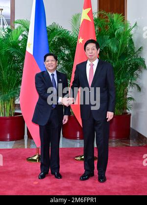 Peking, China. 4. Januar 2023. Li Zhanshu, Vorsitzender des Ständigen Komitees des Nationalen Volkskongresses (NPC), trifft sich mit dem Präsidenten der Republik der Philippinen Ferdinand Romualdez Marcos Jr. in der Großen Volkshalle in Peking, Hauptstadt von China, am 4. Januar 2023. Kredit: Yue Yuewei/Xinhua/Alamy Live News Stockfoto