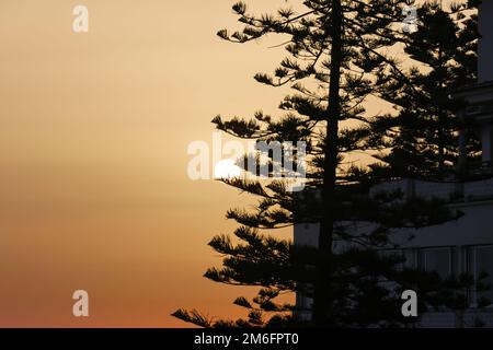 Ein goldener Sonnenuntergang über dem Hotel Vila Gale im Dorf Ericeira, Portugal Stockfoto