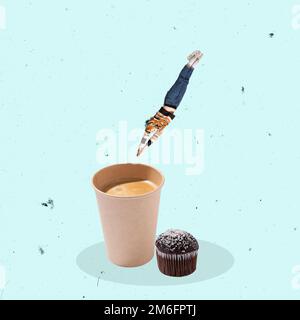 Collage für zeitgenössische Kunst. Kreatives Design. Junge Frau, die in eine Tasse mit Kaffee und Milch taucht. Kaffee und Muffin auf blauem Hintergrund Stockfoto