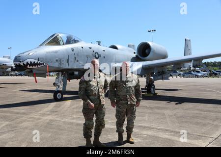 USA Generalleutnant Wendul G. Hagler, stellvertretender General der USA Army Central und USA Generalmajor der Luftwaffe Barry A. Blanchard, stellvertretender Generaladjutant und Befehlshaber der Mississippi Air National Guard, steht vor einem A-10 Thunderbolt II während eines DV-Besuchs in Southern Strike 2022 im Gulfport Combat Readiness Training Center, Gulfport, Mississippi, am 27. April 2022. Das CRTC verfügt über die gesamte Palette an Flugzeugen, Besatzungen, Wartungs- und Versicherungskapazitäten sowie über den gesamten Luftraum im Golf. Stockfoto