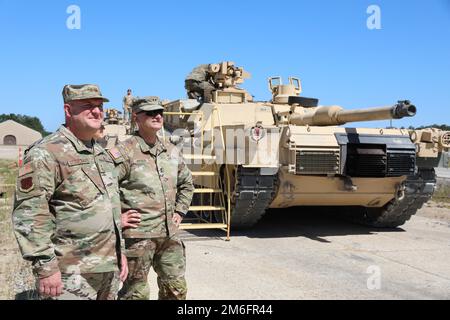 USA Air Force Major General Barry A. Blanchard, stellvertretender Generaladjutant und Befehlshaber der Mississippi Air National Guard, und USA Generalleutnant Wendul G. Hagler, stellvertretender General der USA Army Central, halten Sie sich bereit für die Teilnahme an einer M1 Abrams Panzerdemonstration während des Southern Strike 2022 im Camp Shelby Joint Forces Training Center, Mississippi, 27. April 2022. Camp Shelby ist die größte staatseigene Mobilisierungsstätte des Landes und befindet sich südlich von Hattiesburg, Miss. Stockfoto