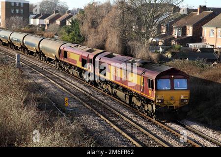 DB Cargo Class 66 Locos 66110 und 66111 transportieren den 6Z16 0900 Kingsbury zur Humber Oil Refinery Service über Scunthorpe am 04/01/23. Stockfoto