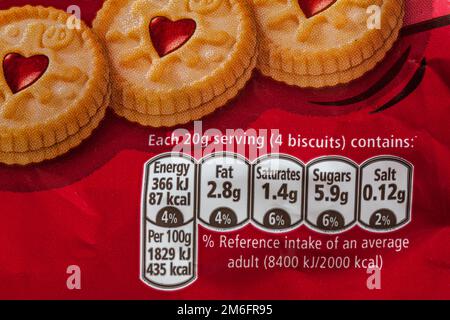 Nutritional information label on pack of Jammie Dodgers Minis raspberry flavour snack packs Stockfoto