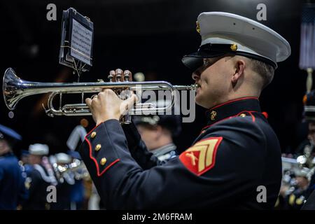 USA Marines mit der Marine Forces Reserve (MFR) Band, treten in der Scope Arena for Virginia International Tattoo 2022 (VIT) in Norfolk, Virginia, am 27. April 2022 auf. Das Virginia International Tattoo ist ein Militärtattoo, das 1997 begann und das Signature Event des Virginia Arts Festivals ist. Das Tattoo zeigt verschiedene Militärkapellen, Massagepfeifen und -Trommeln, militärische Übungsteams, keltische Tänzer und Chöre. Stockfoto