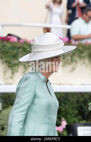 Ascot, Berkshire, Großbritannien. 23. Juli 2022. Camilla, Herzogin von Cornwall, trägt heute einen großen weißen Hut und einen blassgrünen Etuikittel beim QIPCO King George Diamon Weekend in Ascot Races. Kredit: Maureen McLean/Alamy Stockfoto