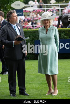Ascot, Berkshire, Großbritannien. 23. Juli 2022. Camilla, Herzogin von Cornwall, trägt heute einen großen weißen Hut und einen blassgrünen Etuikittel beim QIPCO King George Diamon Weekend in Ascot Races. Kredit: Maureen McLean/Alamy Stockfoto