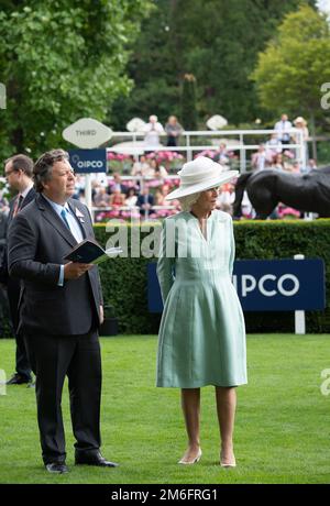 Ascot, Berkshire, Großbritannien. 23. Juli 2022. Camilla, Herzogin von Cornwall, trägt heute einen großen weißen Hut und einen blassgrünen Etuikittel beim QIPCO King George Diamon Weekend in Ascot Races. Kredit: Maureen McLean/Alamy Stockfoto