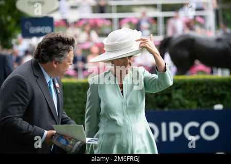 Ascot, Berkshire, Großbritannien. 23. Juli 2022. Camilla, Herzogin von Cornwall, trägt heute einen großen weißen Hut und einen blassgrünen Etuikittel beim QIPCO King George Diamon Weekend in Ascot Races. Kredit: Maureen McLean/Alamy Stockfoto