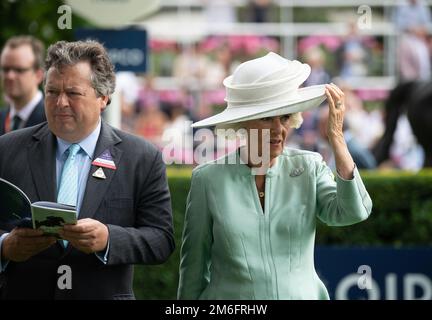 Ascot, Berkshire, Großbritannien. 23. Juli 2022. Camilla, Herzogin von Cornwall, trägt heute einen großen weißen Hut und einen blassgrünen Etuikittel beim QIPCO King George Diamon Weekend in Ascot Races. Kredit: Maureen McLean/Alamy Stockfoto