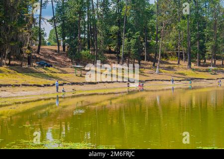 lago con arboles de fondo y paisaje de fondo Guatemala. Quiche Stockfoto