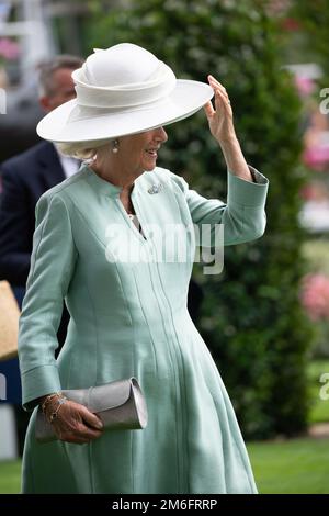 Ascot, Berkshire, Großbritannien. 23. Juli 2022. Camilla, Herzogin von Cornwall, trägt heute einen großen weißen Hut und einen blassgrünen Etuikittel beim QIPCO King George Diamon Weekend in Ascot Races. Kredit: Maureen McLean/Alamy Stockfoto