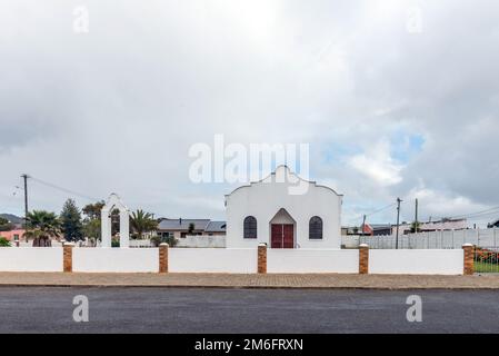 Bredasdorp, Südafrika - 23. September 2022: Eine Straßenszene mit dem Morawiese Broederkerk in Bredasdorp in der Westkap-Provinz Stockfoto