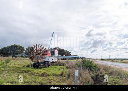 Bredasdorp, Südafrika - 23. September 2022: Ein Namensschild, das einem Flugzeug ähnelt, in der Nähe von Bredasdorp in der Westkap-Provinz Stockfoto