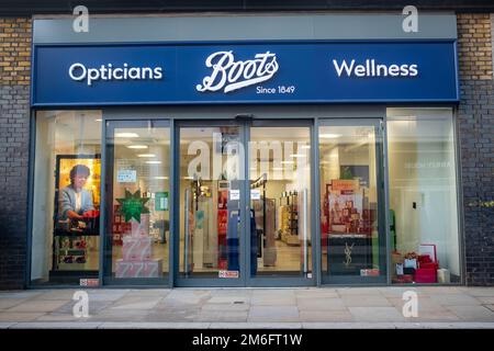 London - Dezember 2022: Boots Optician and Wellness Store in Richmond - großer britischer Einzelhändler Stockfoto